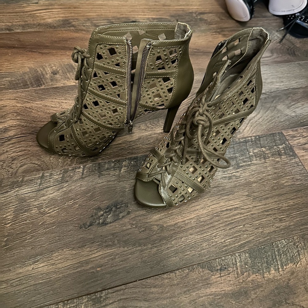 Green Gianni Bini heels. Have never been worn.